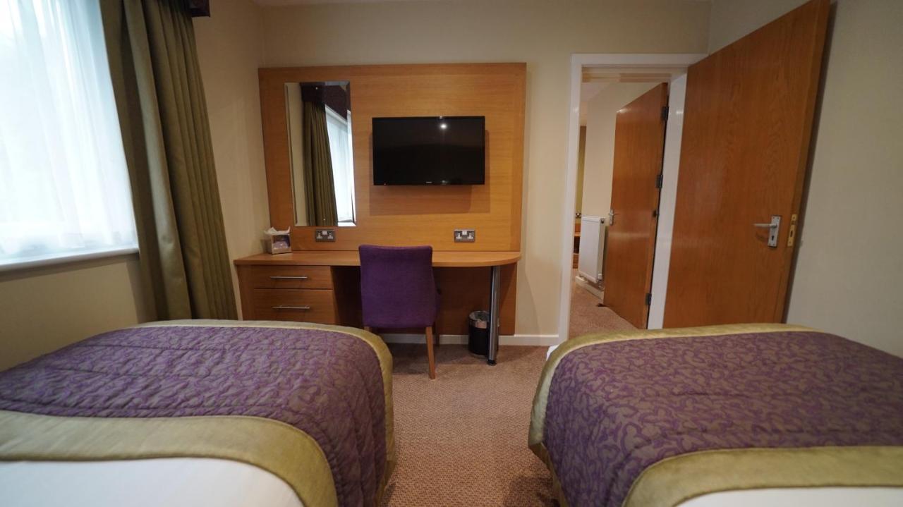 The Briar Court Hotel ฮัดเดอร์สฟิลด์ ภายนอก รูปภาพ
