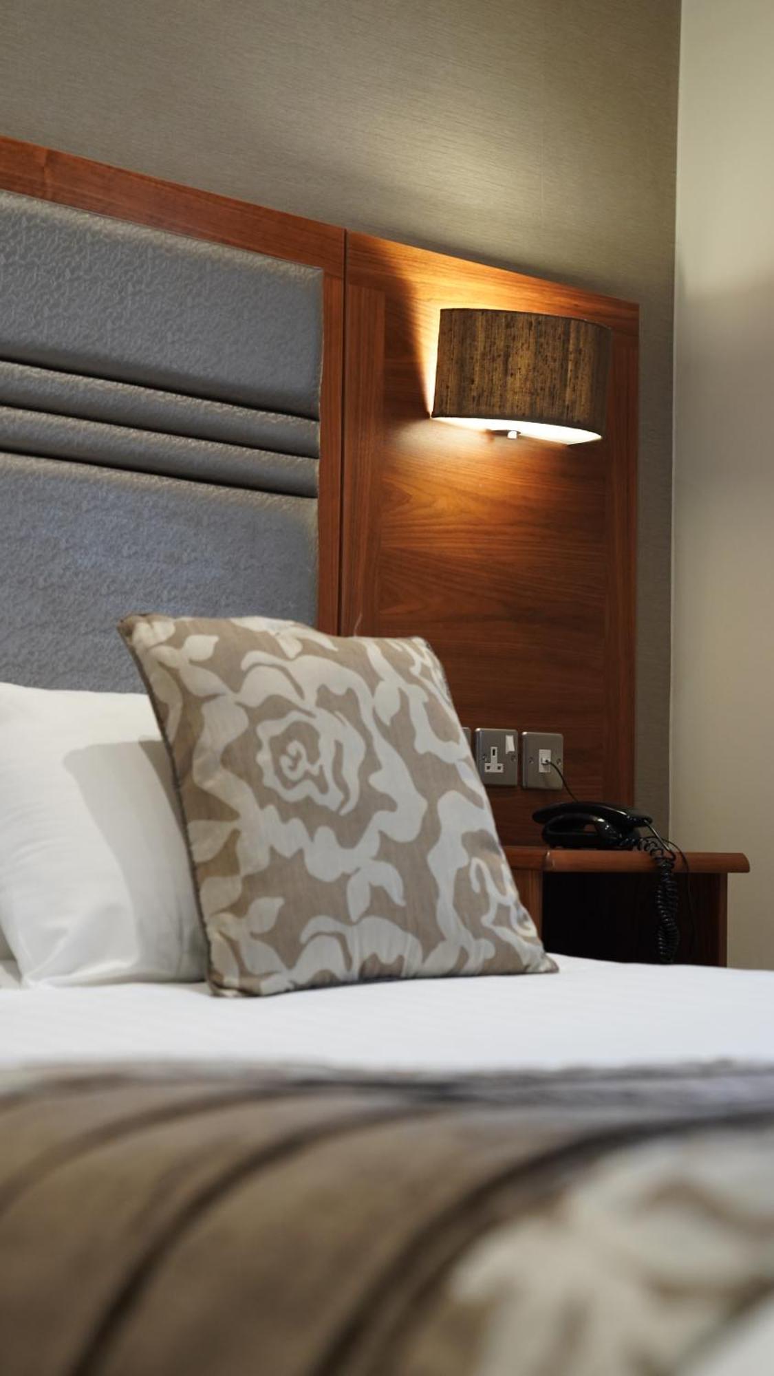 The Briar Court Hotel ฮัดเดอร์สฟิลด์ ภายนอก รูปภาพ