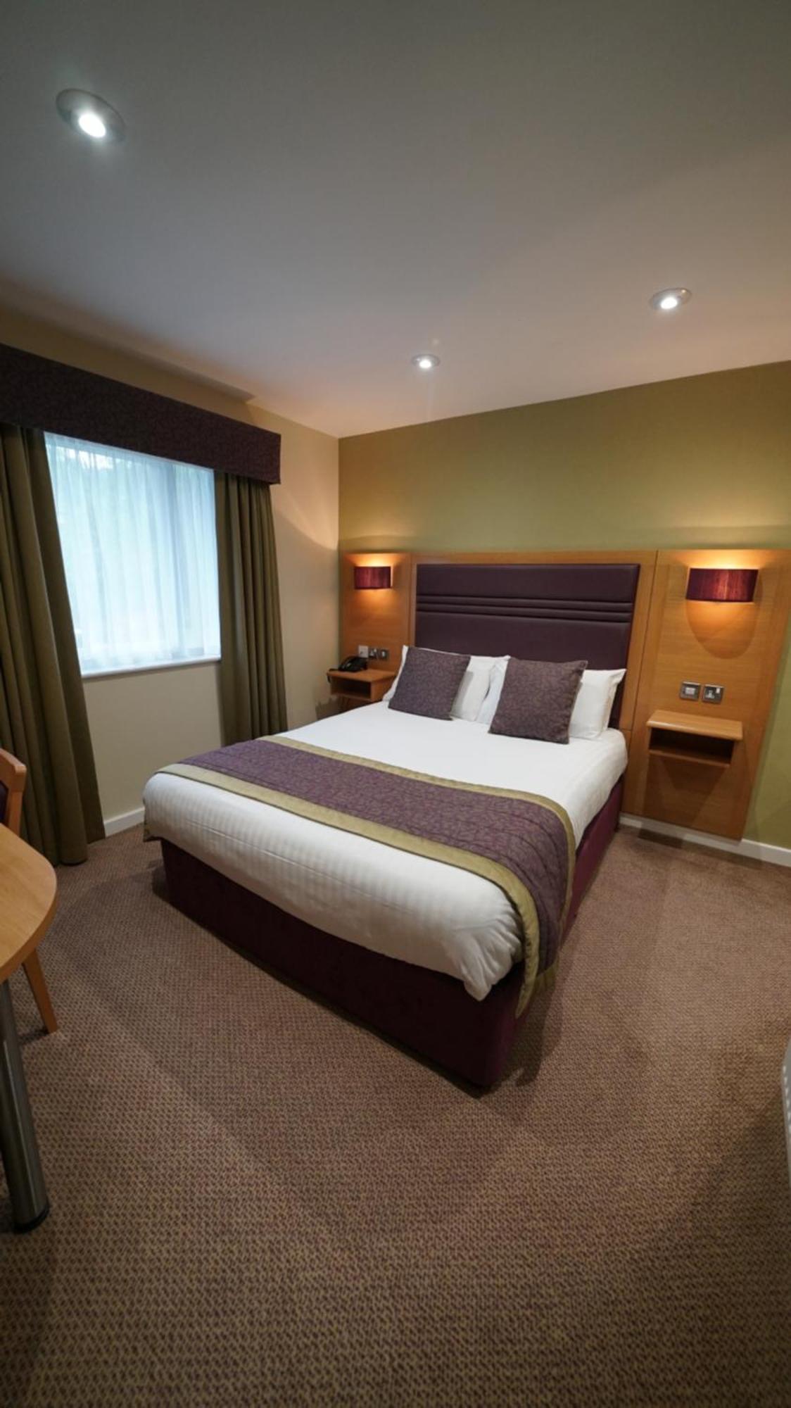 The Briar Court Hotel ฮัดเดอร์สฟิลด์ ภายนอก รูปภาพ