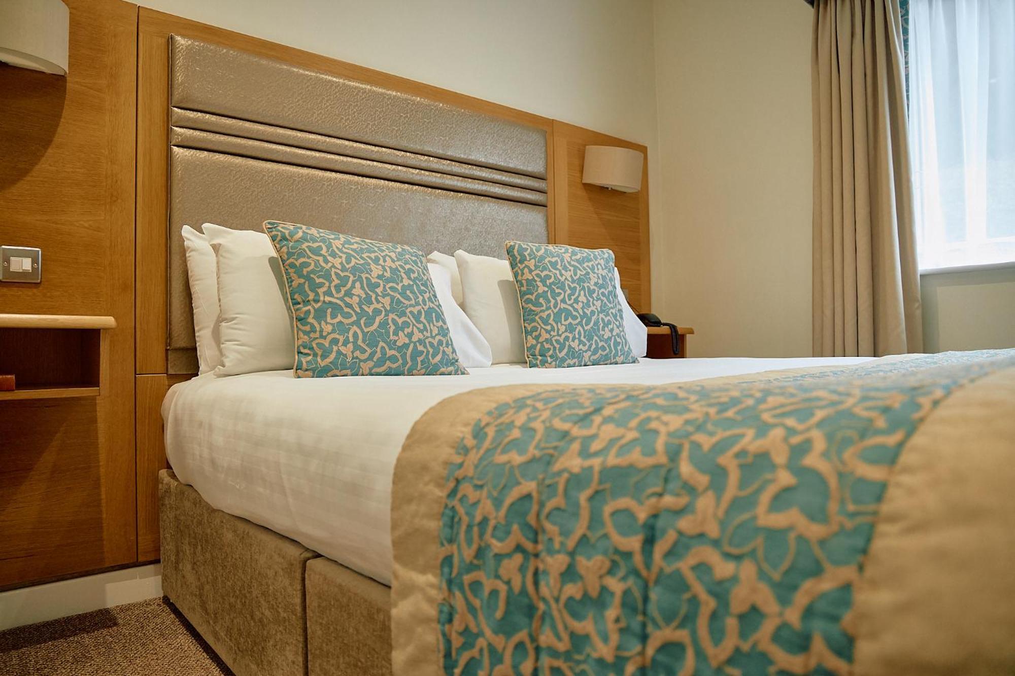 The Briar Court Hotel ฮัดเดอร์สฟิลด์ ภายนอก รูปภาพ