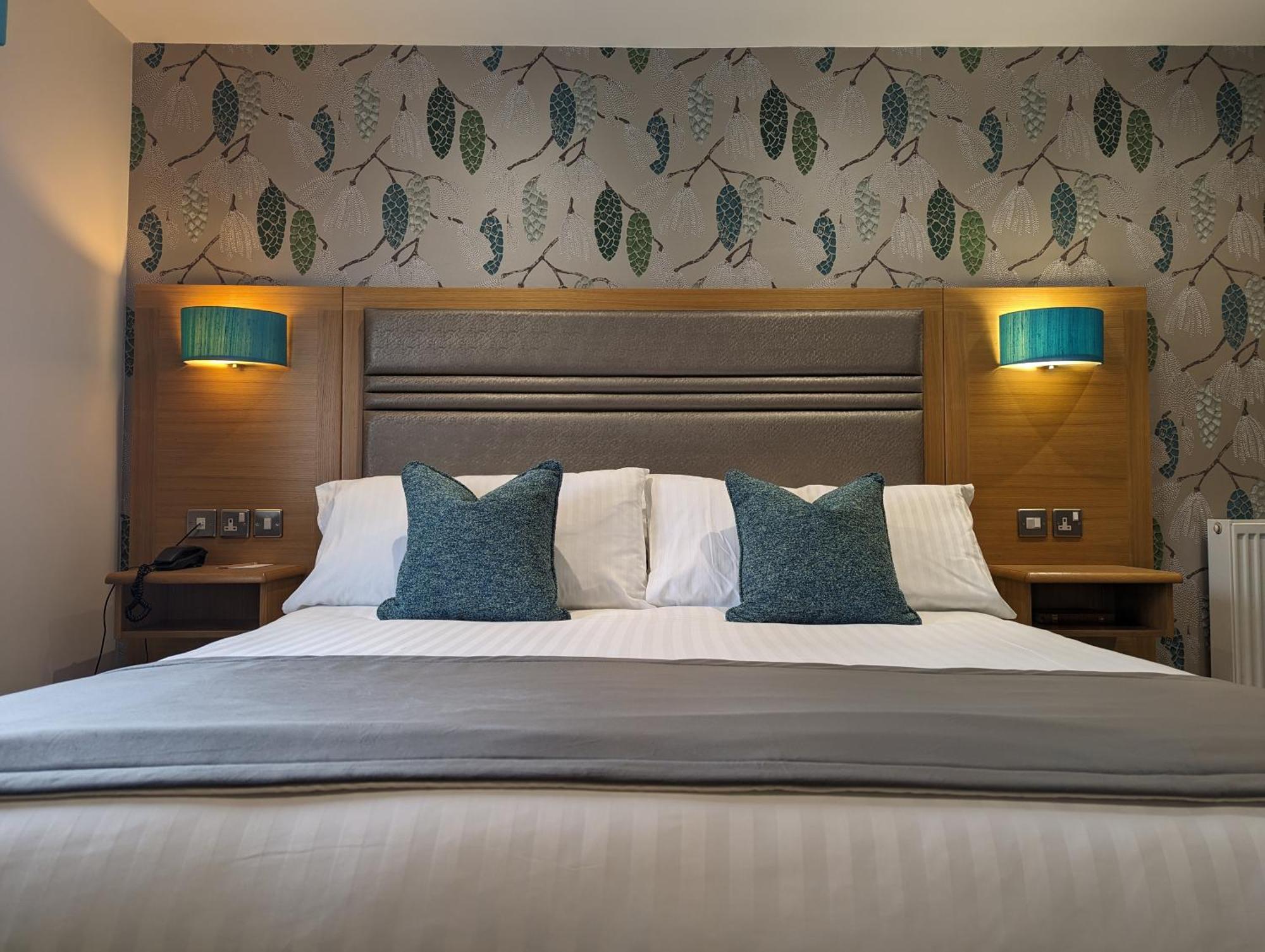 The Briar Court Hotel ฮัดเดอร์สฟิลด์ ภายนอก รูปภาพ