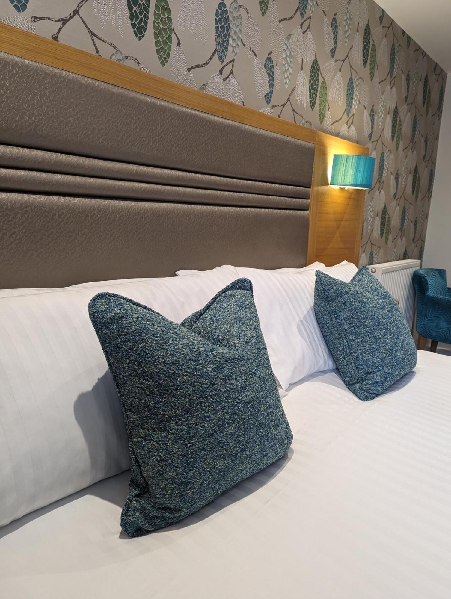 The Briar Court Hotel ฮัดเดอร์สฟิลด์ ภายนอก รูปภาพ
