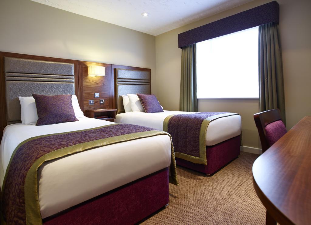 The Briar Court Hotel ฮัดเดอร์สฟิลด์ ภายนอก รูปภาพ